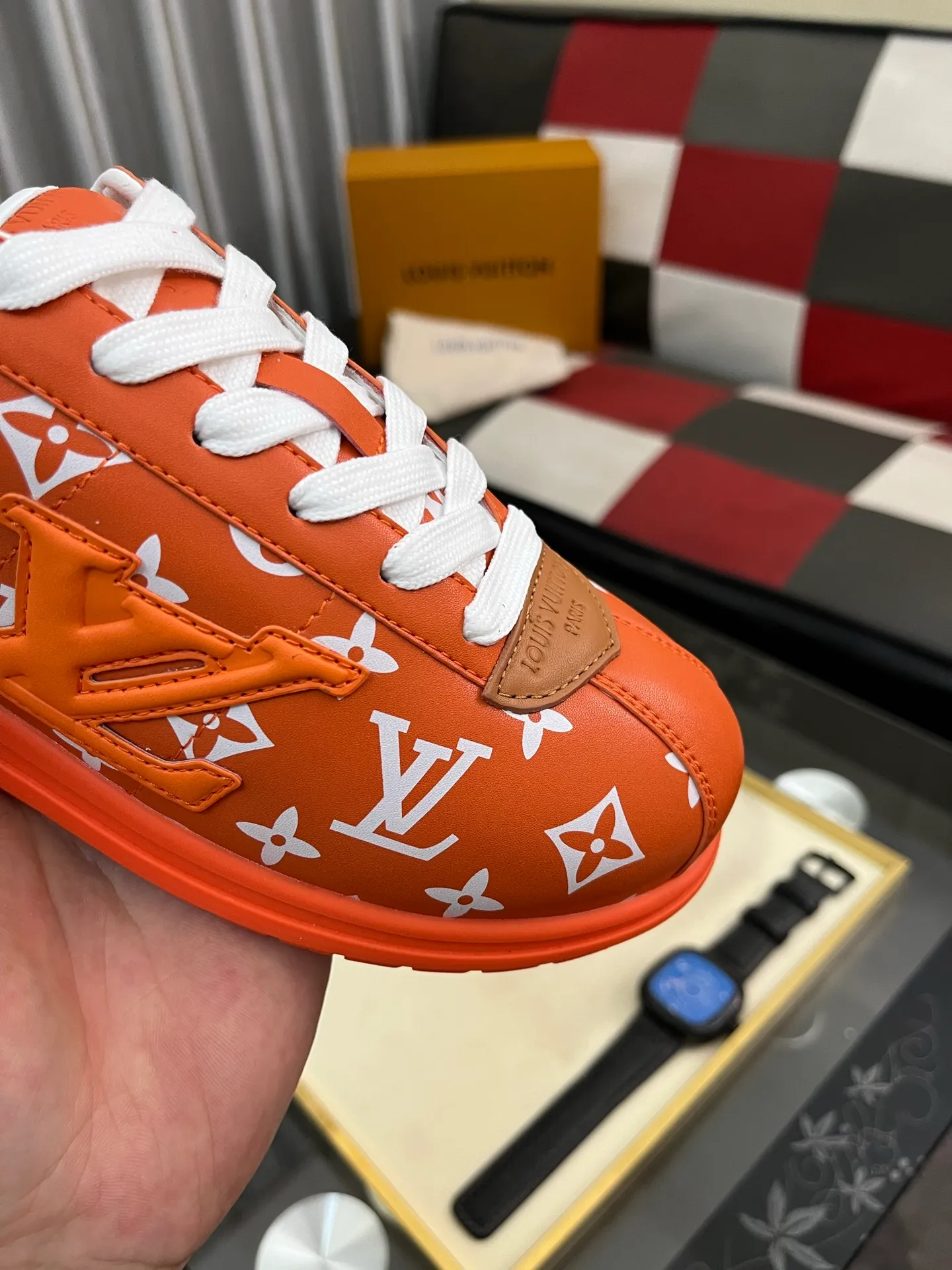 Men's shoes 💰700⌚️⌚️LV TARINE Louis Vuitton x Tyler joint model Donkey brand L family embossed couple style casual sneakers skate shoes original purchase and development This LV Trainer sneaker comes from the Louis Vuitton and Tyler collaboration series. The Monogram pattern and brand logo are transformed into nubuck calf leather embossing and side decoration respectively, witnessing the artist's creative interpretation of classic elements. The deep tones accentuate the complex upper, which requires hours of craftsmanship to complete. Exquisitely packaged at the delivery counter🛍📦 ▪️Fabrics: Original customized first-layer cowhide ▪️Inner lining: Original customized breathable mesh ▪️Outsole: Original open-molded two-color TPU combination outsole ▪️Sole thickness: 3CM ▪️Size: Women's 35-40 / Men's 38-46